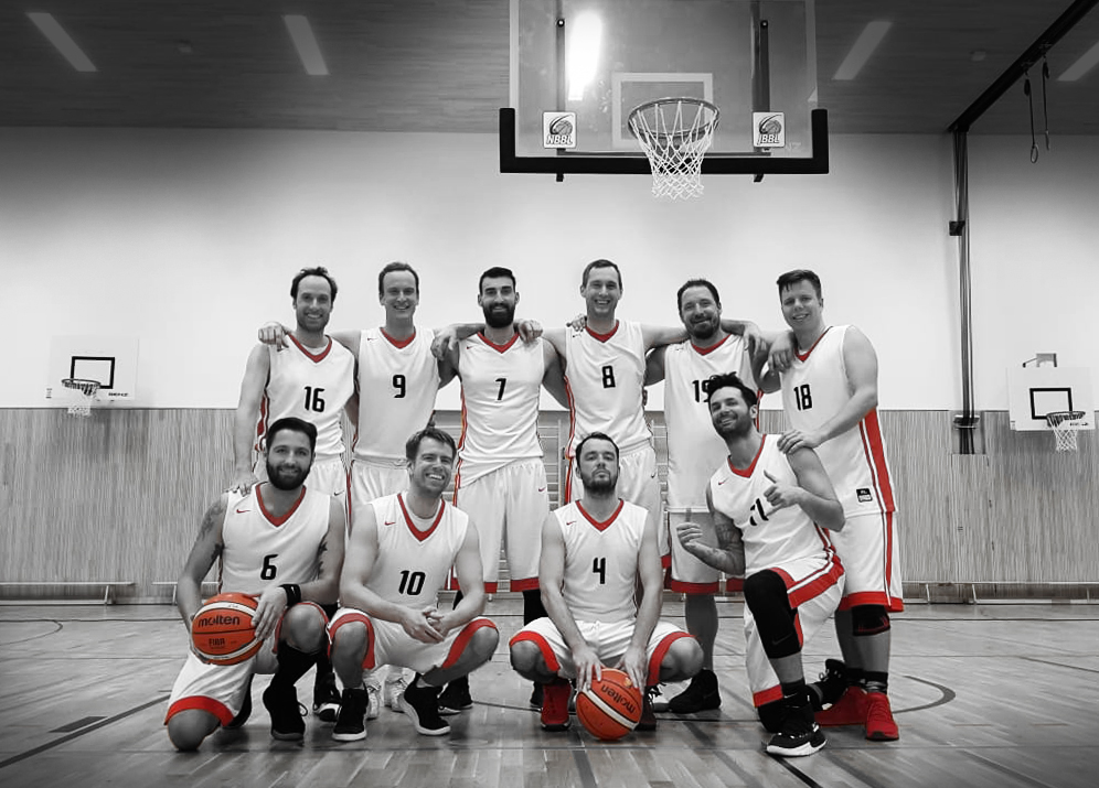 Mannschaftsfoto des SV Heimstetten Basketball-Teams in der Sporthalle