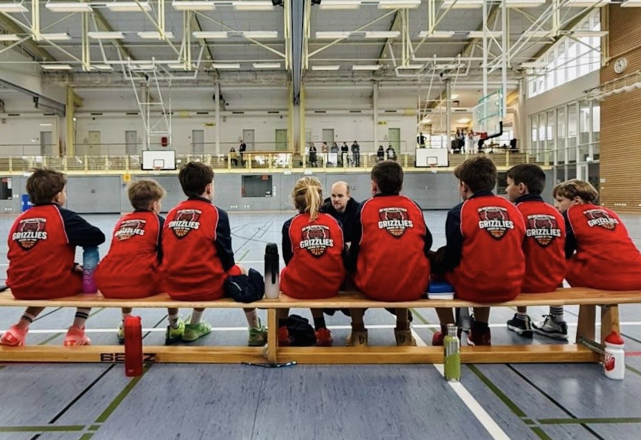 Heimstettner Grizzlies Jugendteam mit Trainer auf der Bank in der Halle